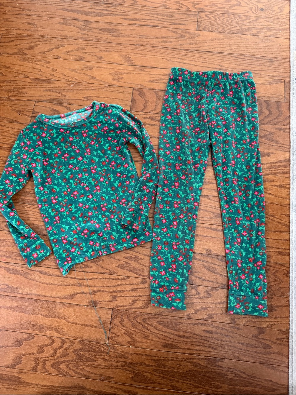 Cat & Jack Green Floral Long-Sleeve Pajama Set with Red Flowers